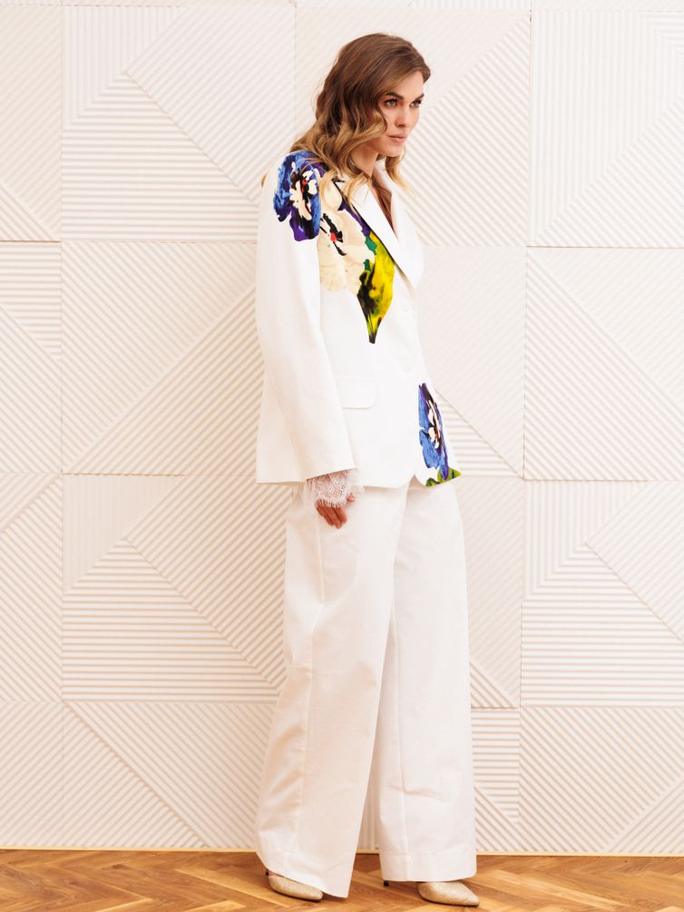 Костюм GIZART арт. 5377 молочный с цветком