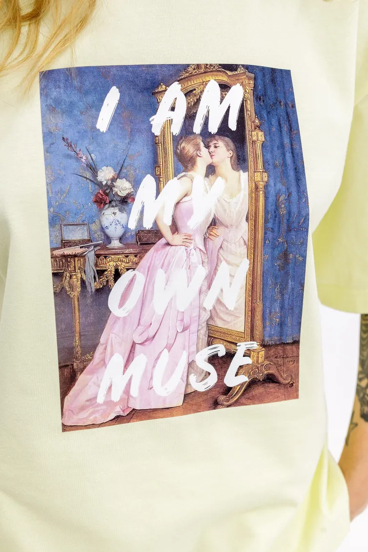 Koszulka Pirs #6831 zheltyj s printom «i am my own muse»