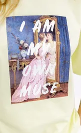Koszulka Pirs 6831 zheltyj s printom «i am my own muse»
