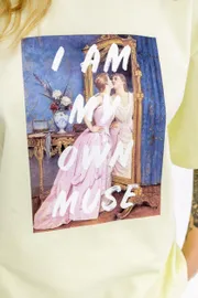 Koszulka Pirs #6831 zheltyj s printom «i am my own muse»