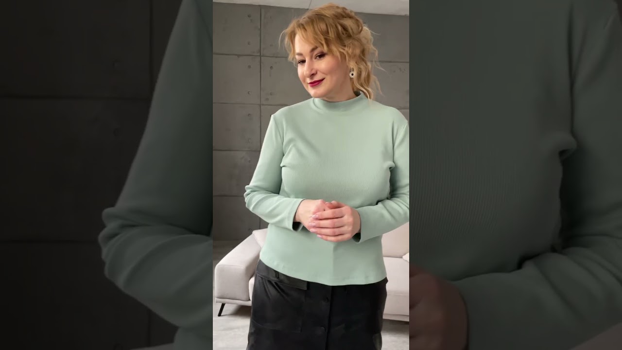Мода и стиль в бетонном интерьере. Юбка 2166 Rumoda и джемпер 2167 Rumoda.
