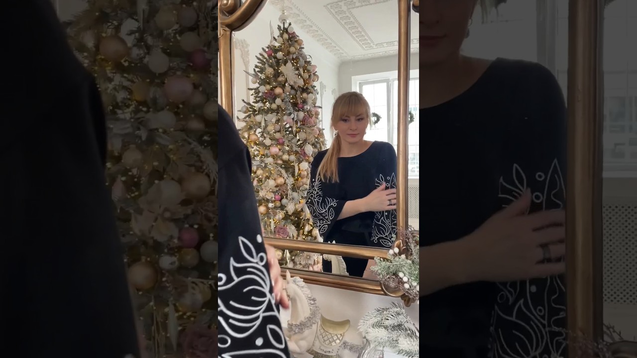 Цветочная вышивка на рукавах или татуировка цветов на ткани). Платье 2177 Rumoda.