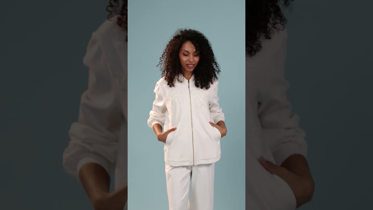 Костюм с вышивкой, в котором удобно жить и выглядеть стильно каждый день. 25-556-1 URS.by